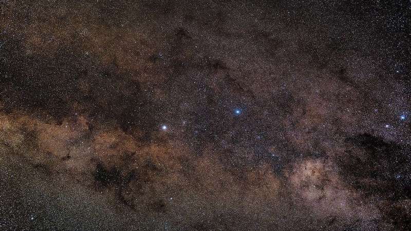 منظومه آلفا قنطورس به شکل ستاره پرنوری در سمت چپ مرکز تصویر دیده می‌شود